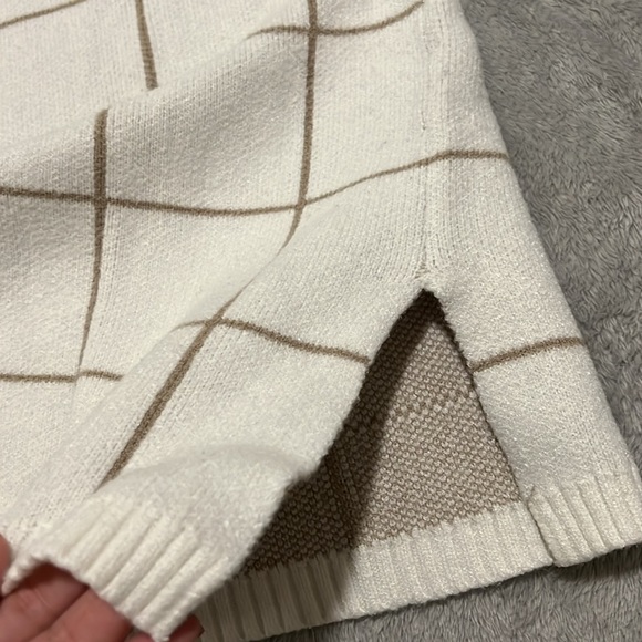 •SOLD• Checkered Cream Turtleneck Sweater - Picture 5 of 8